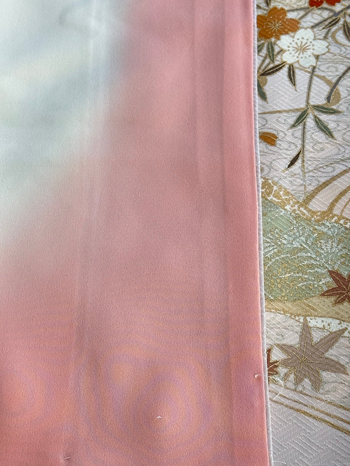 Mintunvihreä kimono tachibanalla ja vesidesignilla