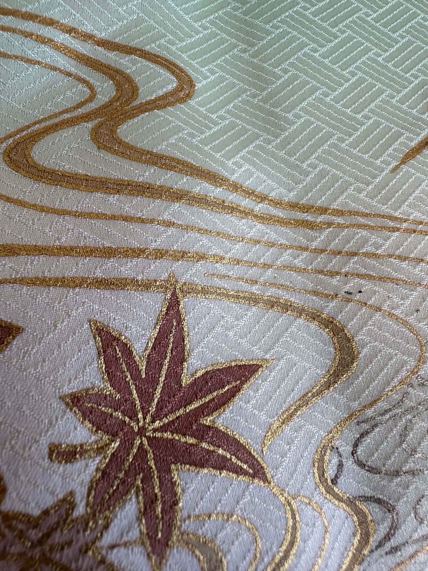 Mintunvihreä kimono tachibanalla ja vesidesignilla