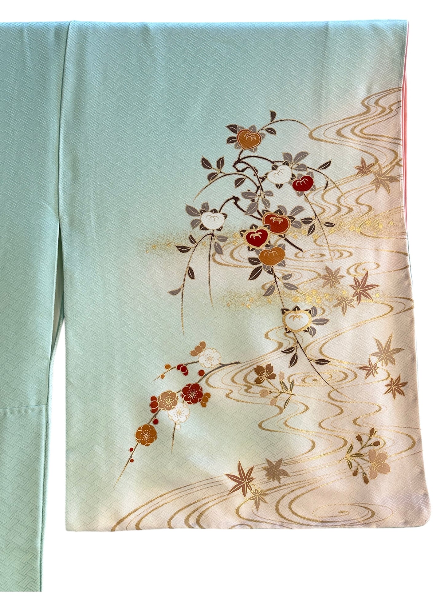 Mintunvihreä kimono tachibanalla ja vesidesignilla