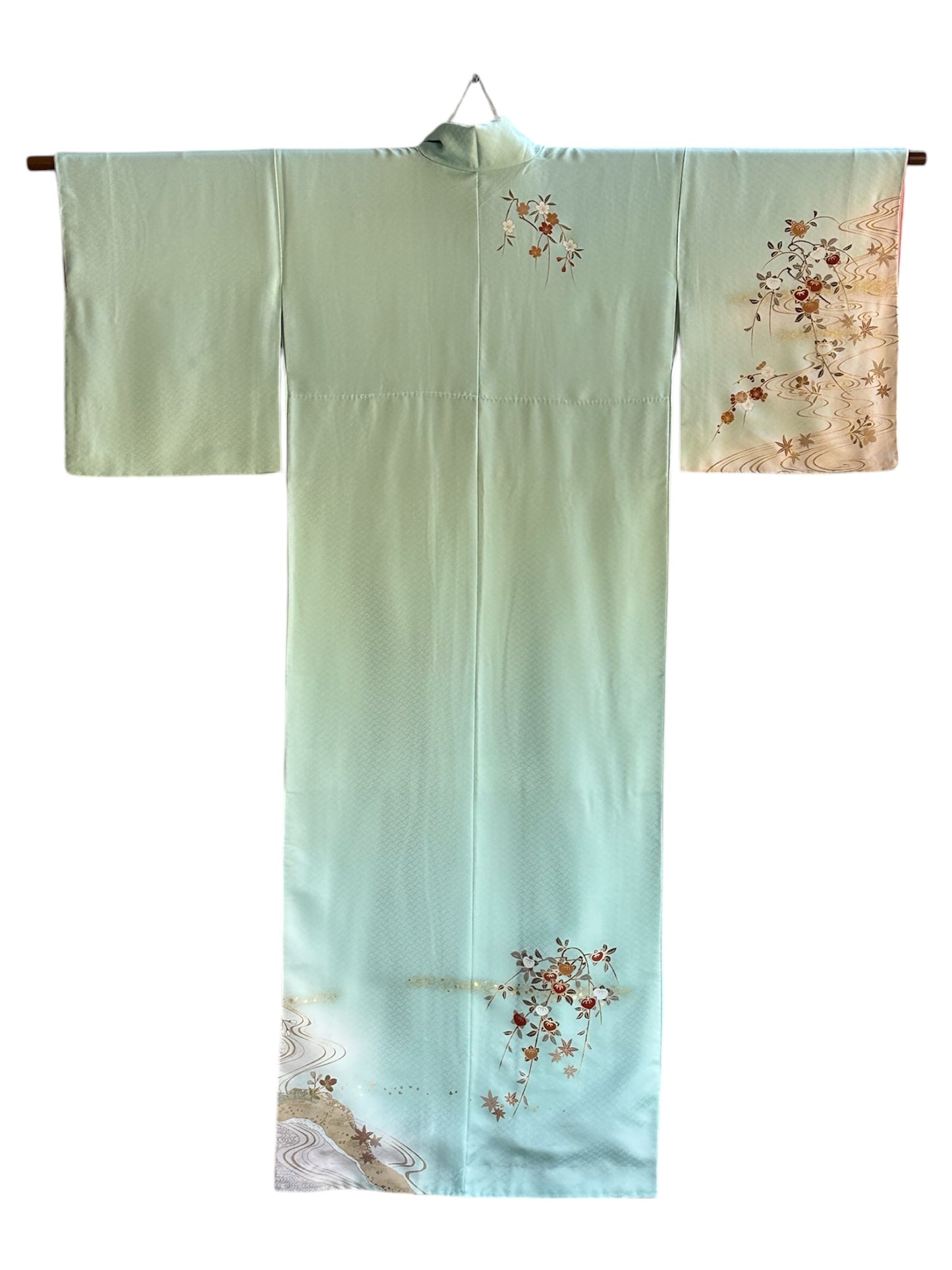 Mintunvihreä kimono tachibanalla ja vesidesignilla