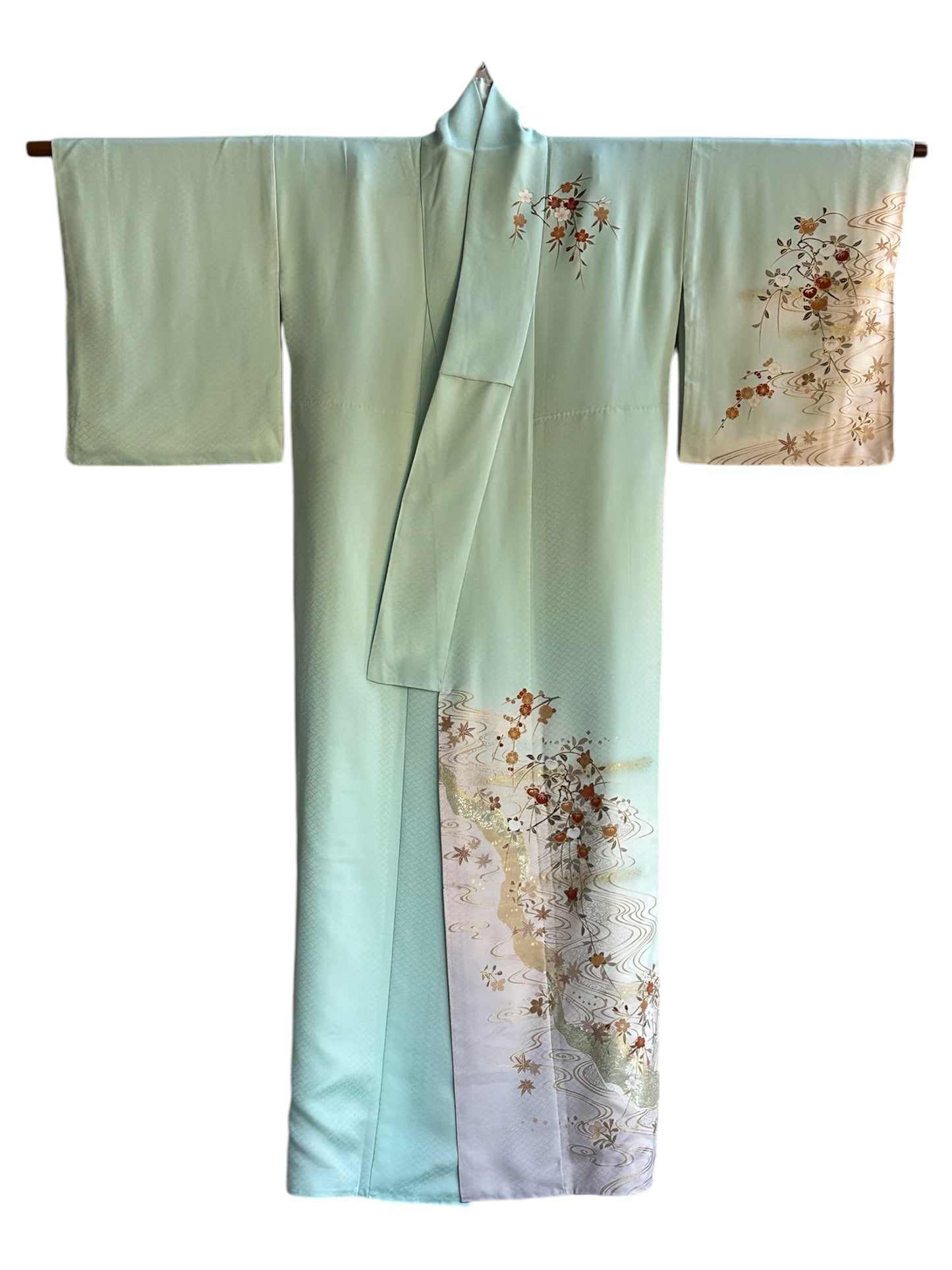Mintunvihreä kimono tachibanalla ja vesidesignilla