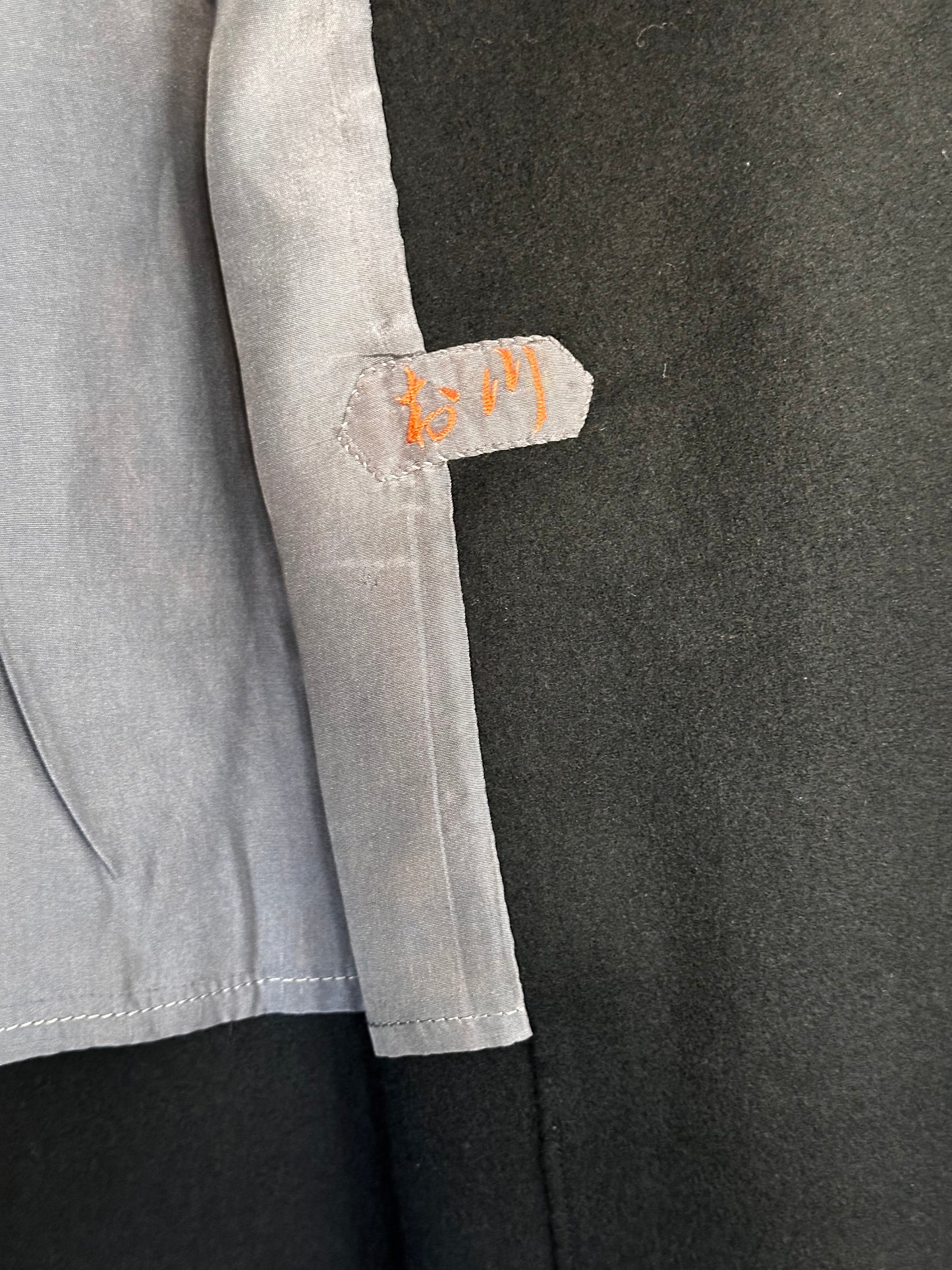Negru atemporal – Palton Haori vintage