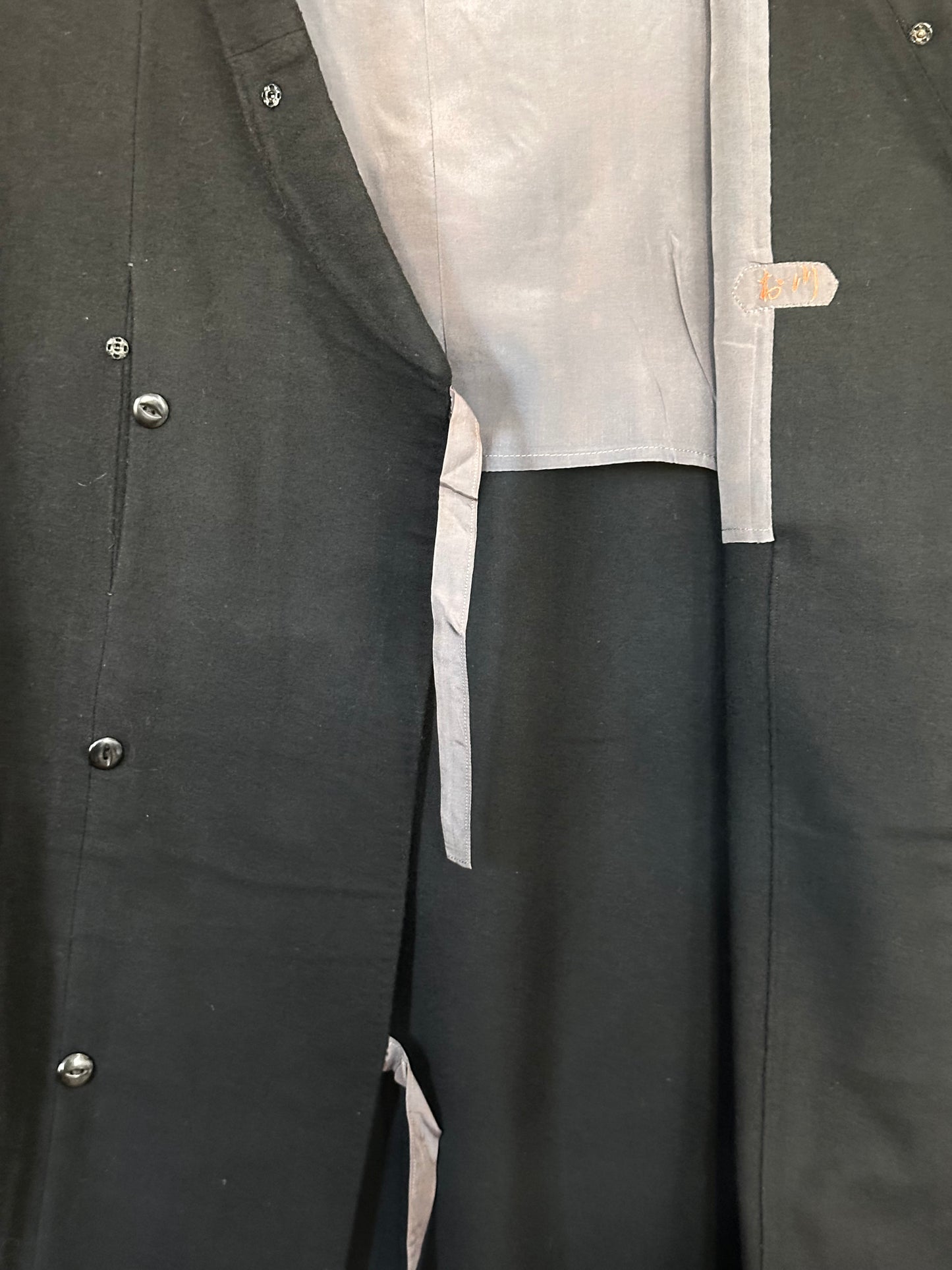 Negru atemporal – Palton Haori vintage