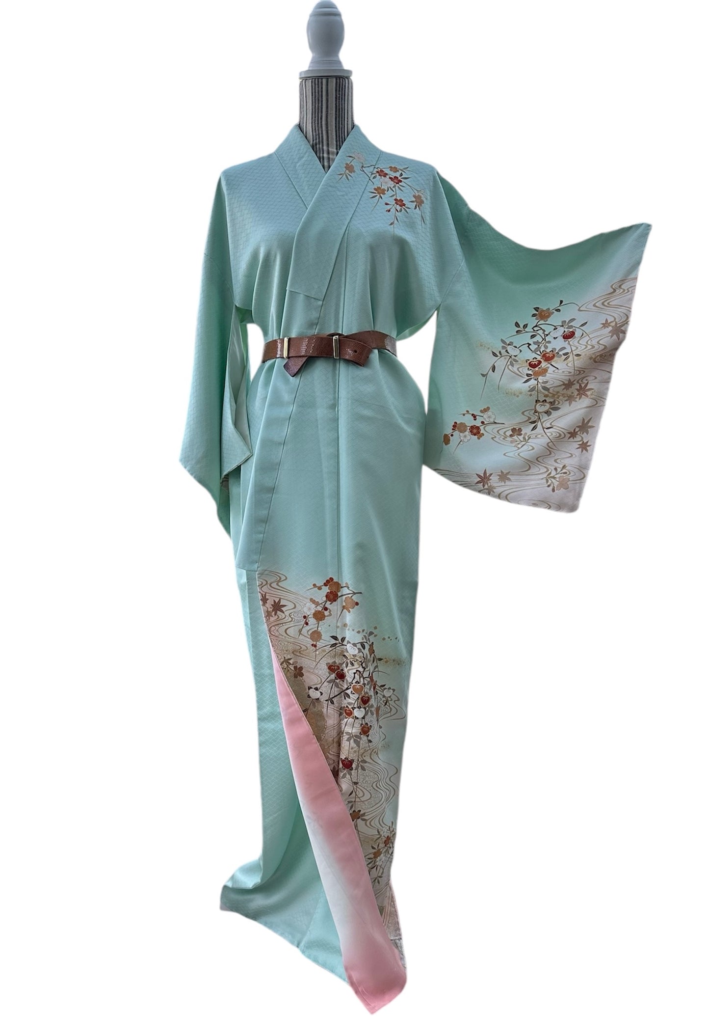 Mintunvihreä kimono tachibanalla ja vesidesignilla