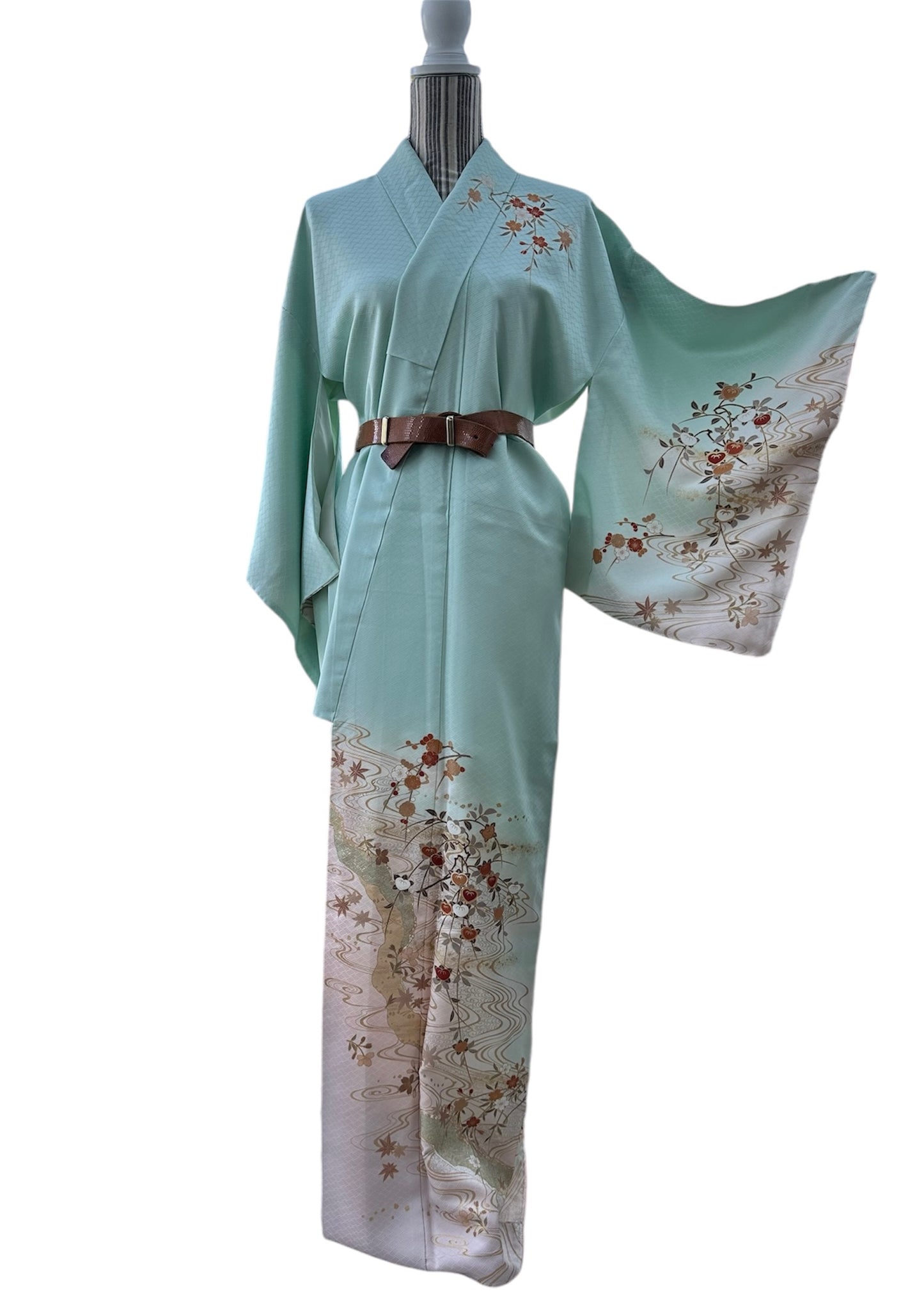 Mintunvihreä kimono tachibanalla ja vesidesignilla