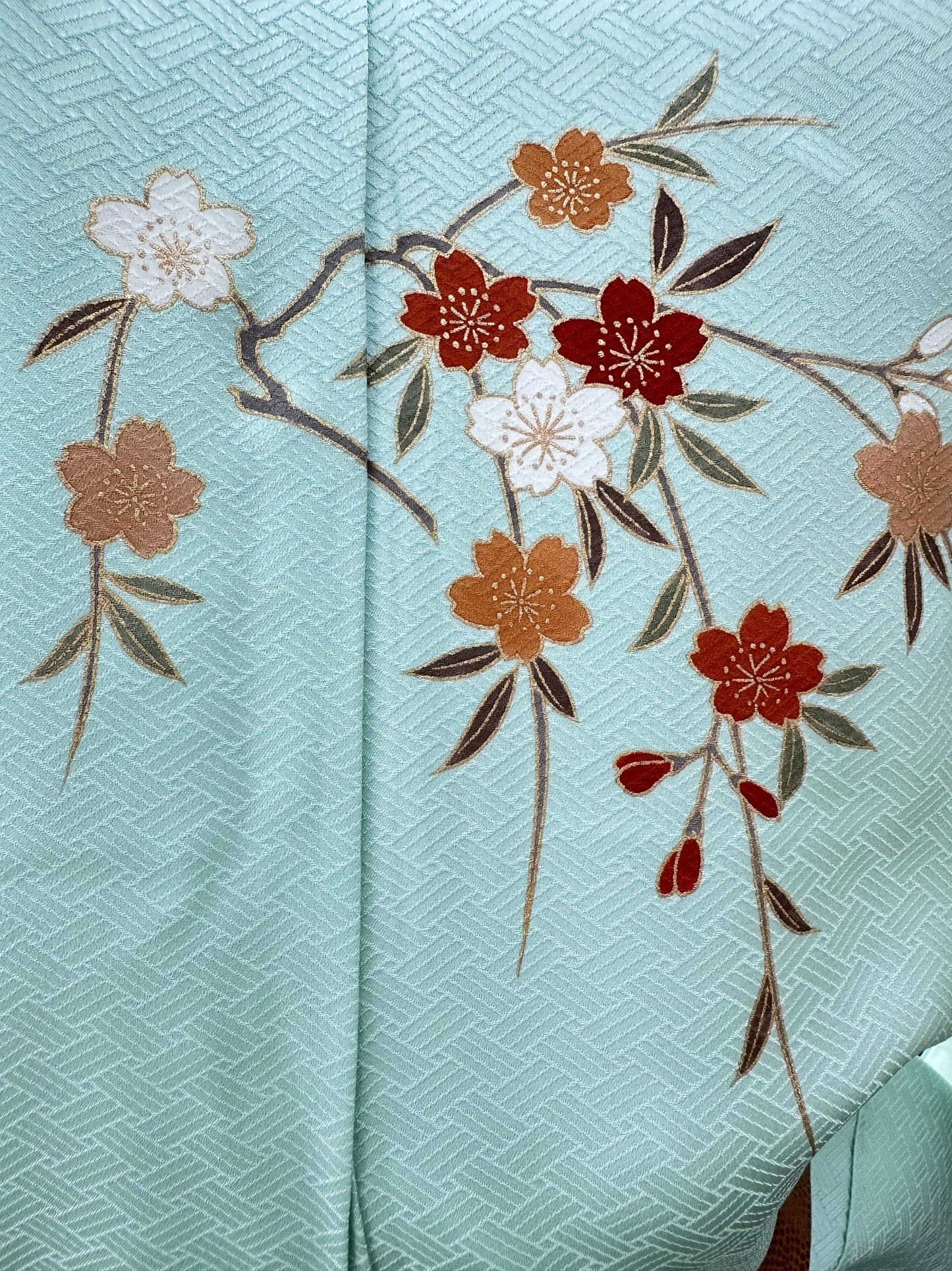 Mintunvihreä kimono tachibanalla ja vesidesignilla