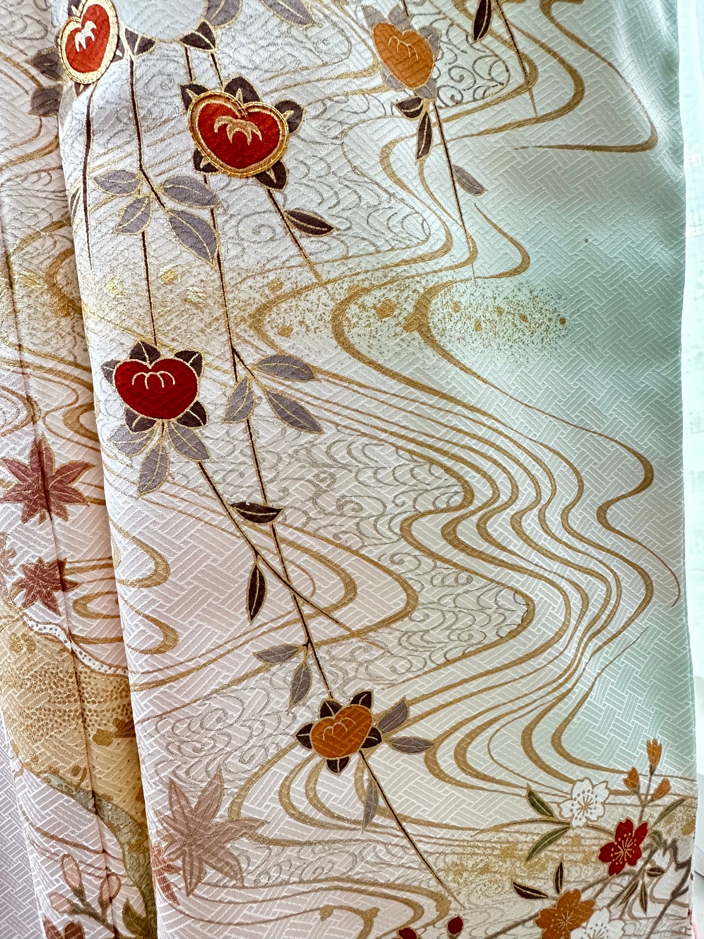 Mintunvihreä kimono tachibanalla ja vesidesignilla