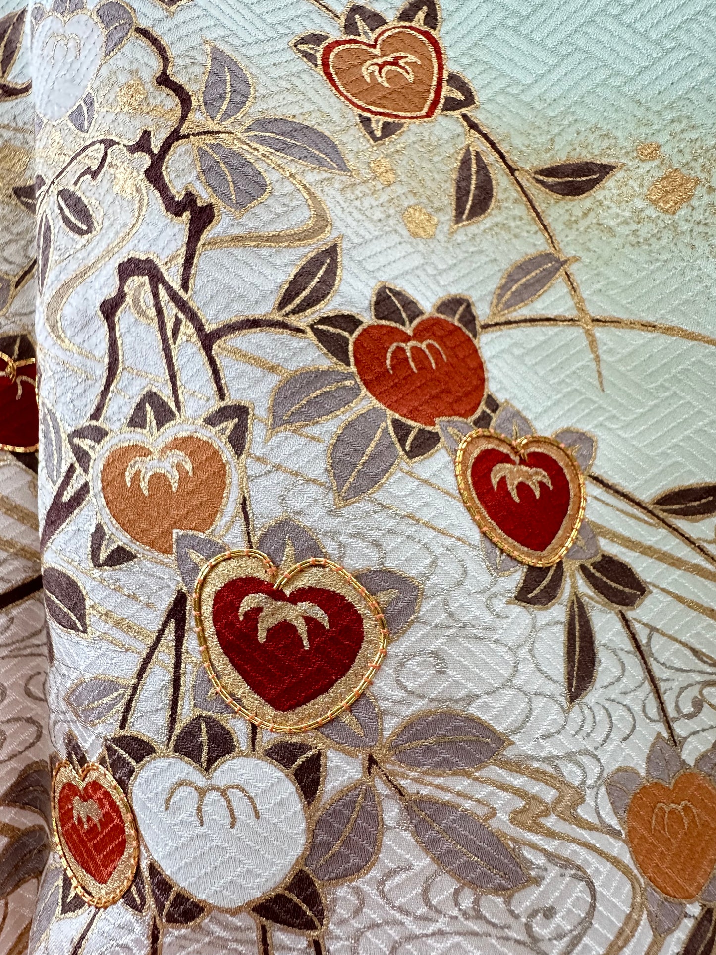 Mintunvihreä kimono tachibanalla ja vesidesignilla