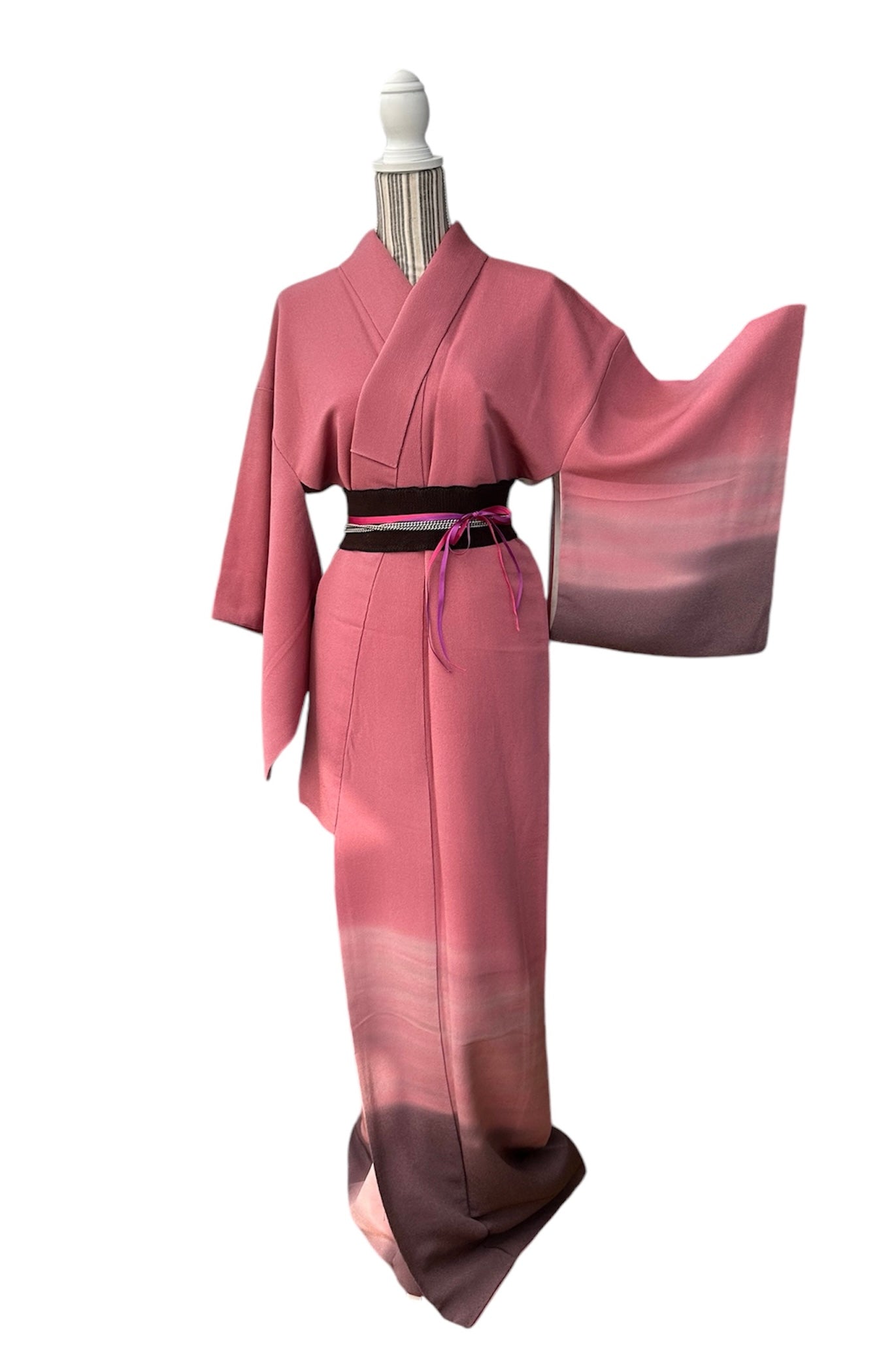 Pinkkiharmaa Tsukesage, jossa on sama komon-kuvio