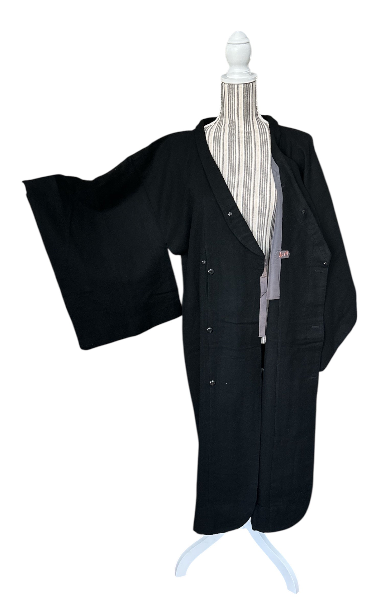 Negru atemporal – Palton Haori vintage