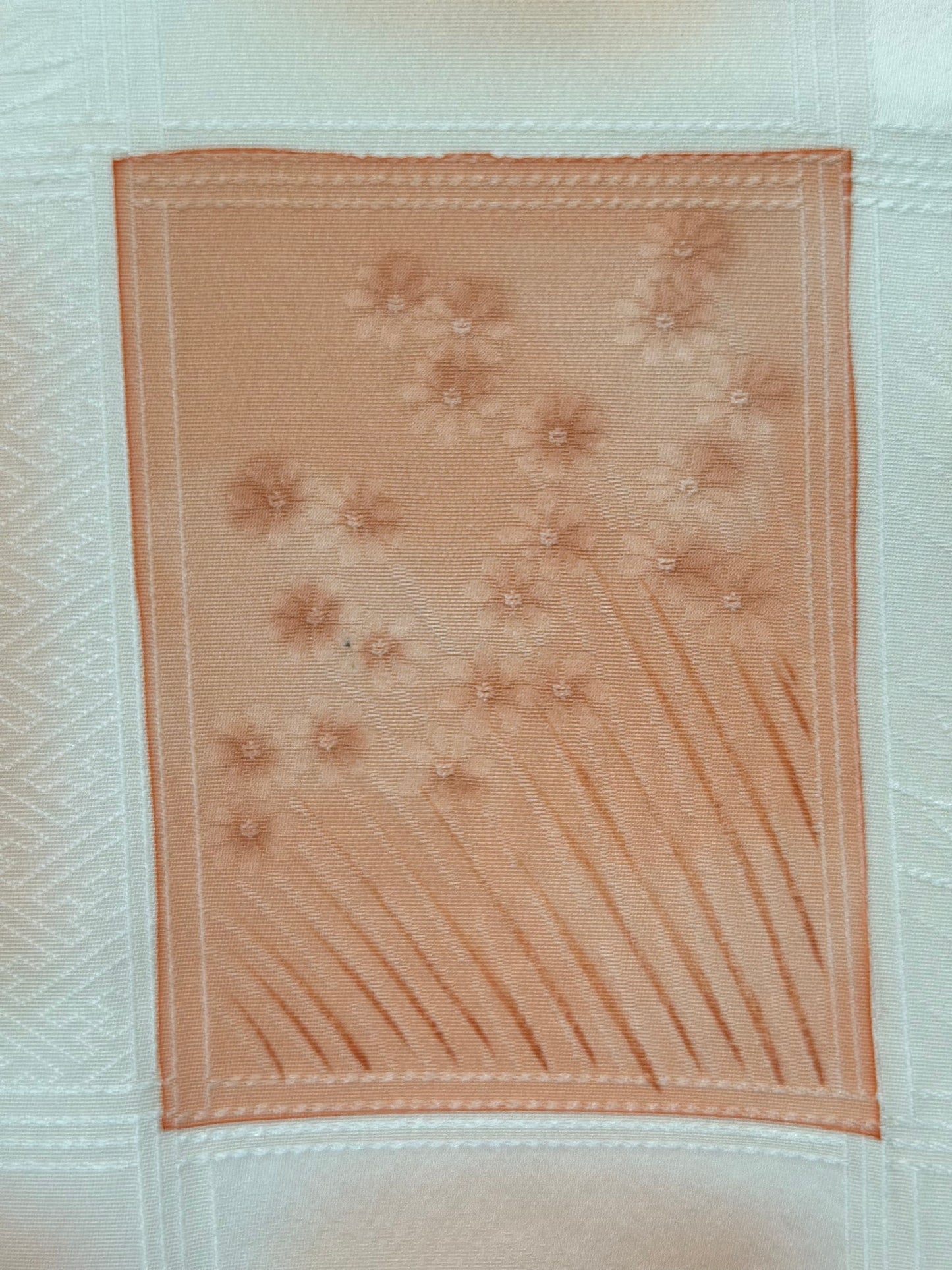 Vintage silkkinen Komon-kimono – norsunluun ja aprikoosin harmoniaa