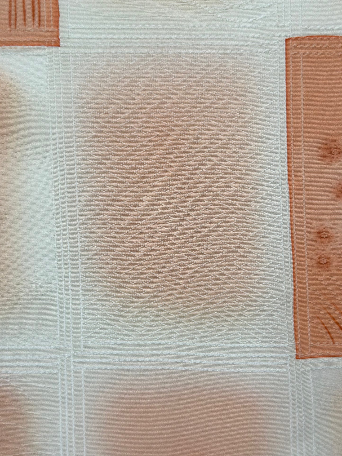 Vintage silkkinen Komon-kimono – norsunluun ja aprikoosin harmoniaa