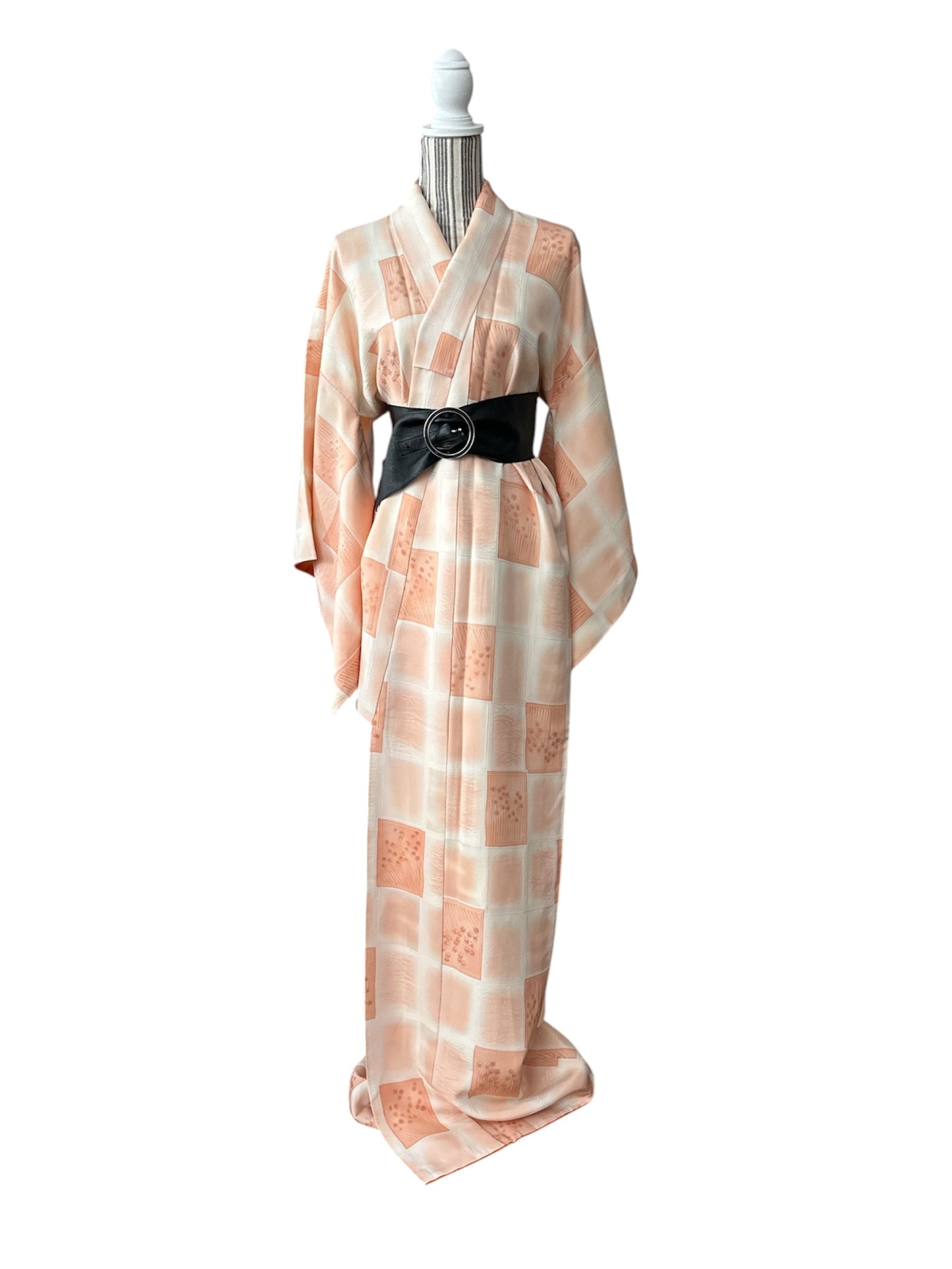 Vintage silkkinen Komon-kimono – norsunluun ja aprikoosin harmoniaa
