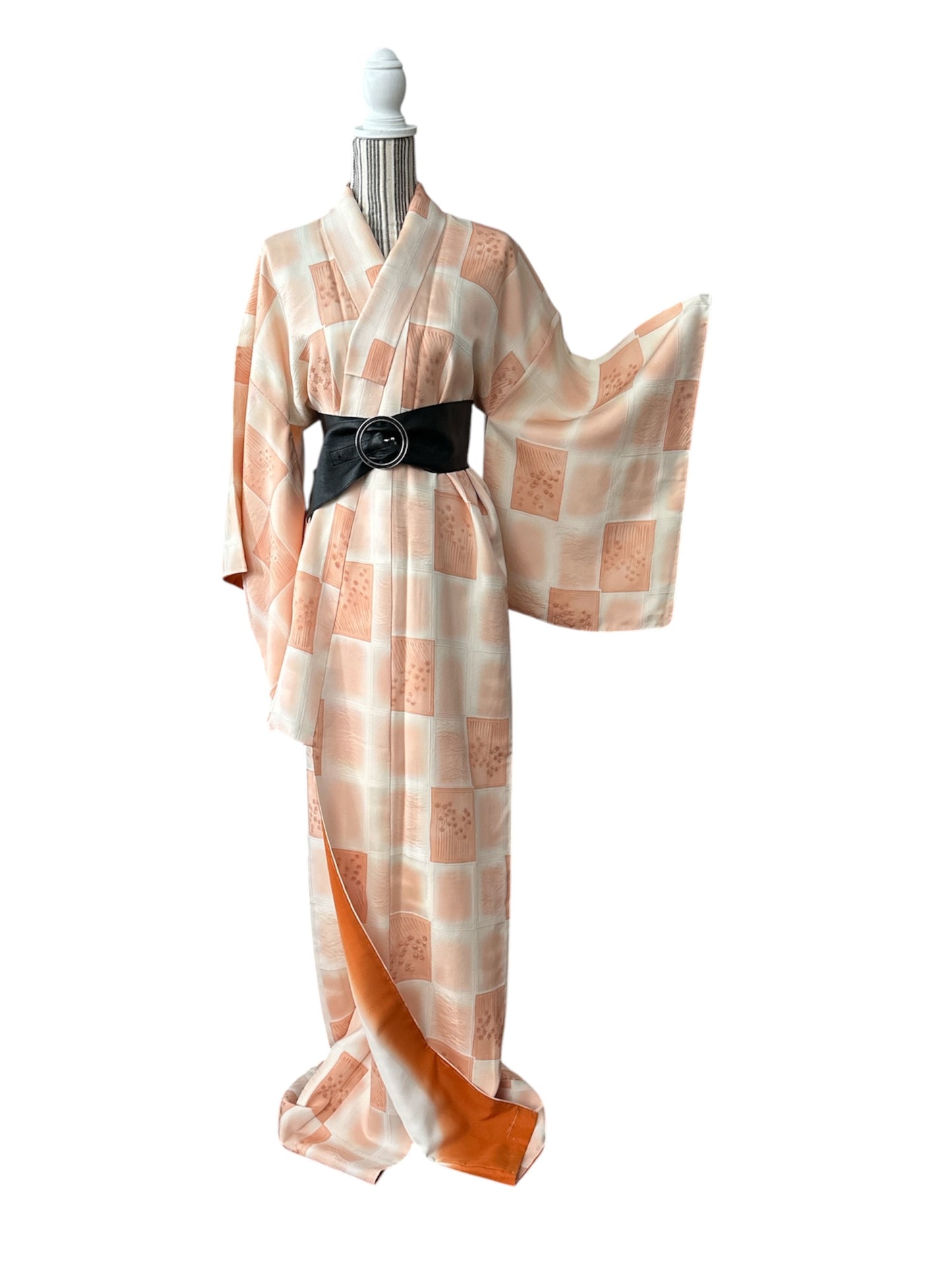 Vintage silkkinen Komon-kimono – norsunluun ja aprikoosin harmoniaa