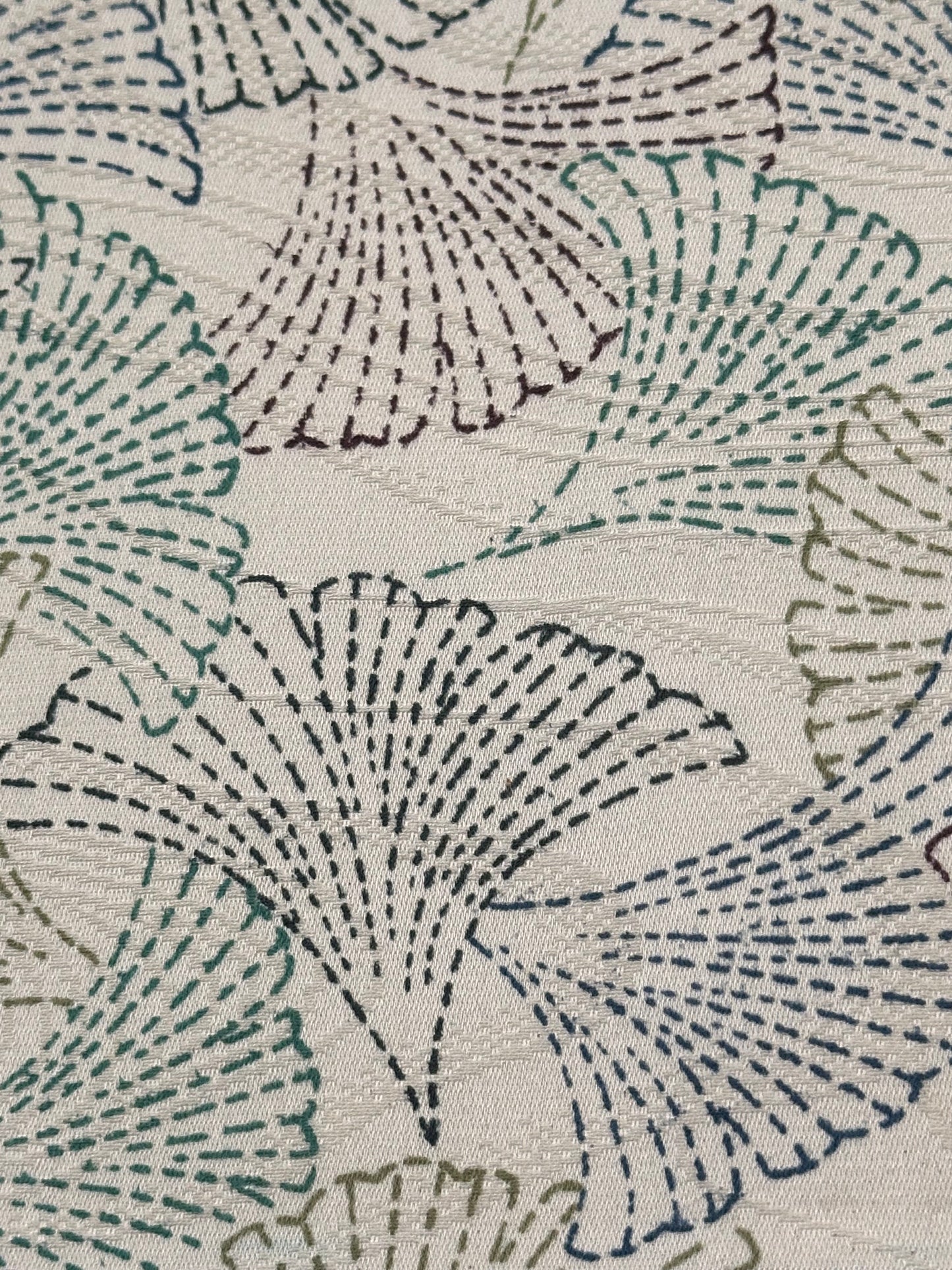 Antiikkinen kimono ginkgo-lehdillä