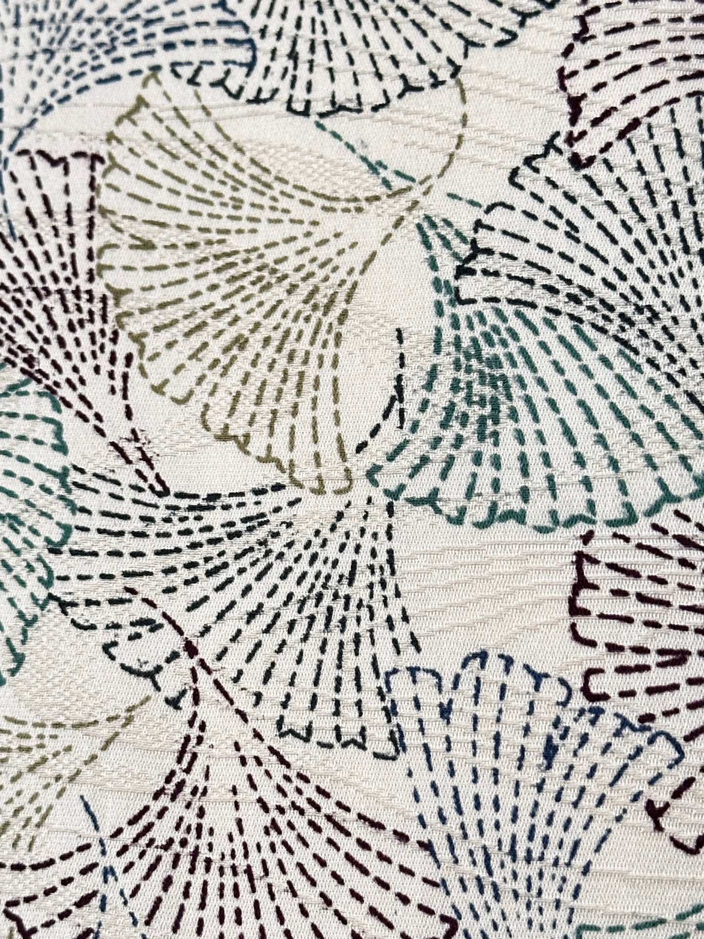 Antiikkinen kimono ginkgo-lehdillä