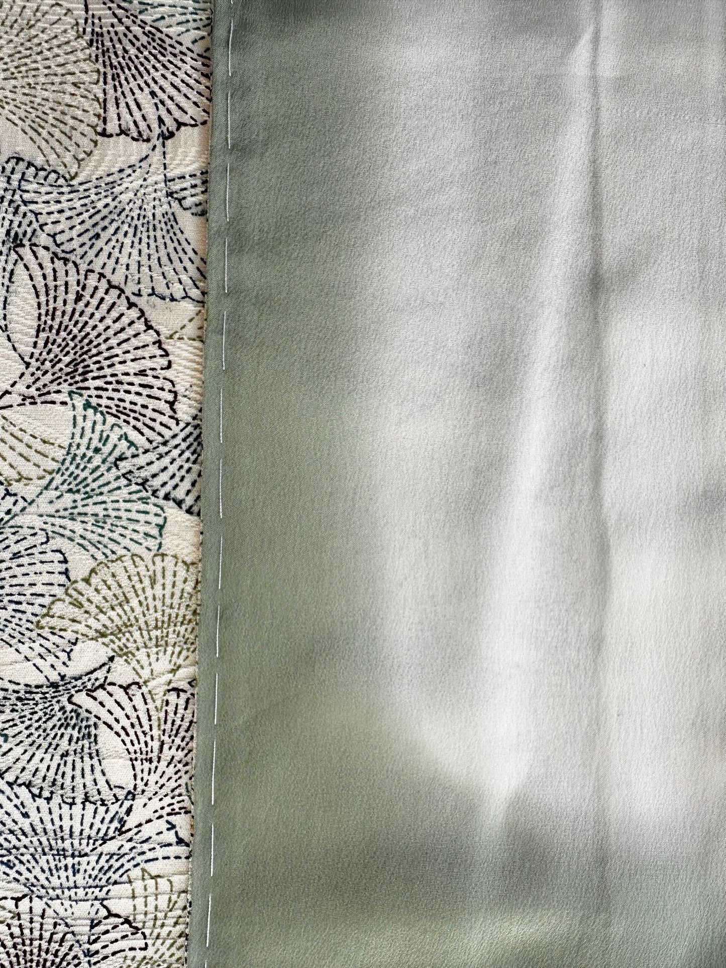Antiikkinen kimono ginkgo-lehdillä