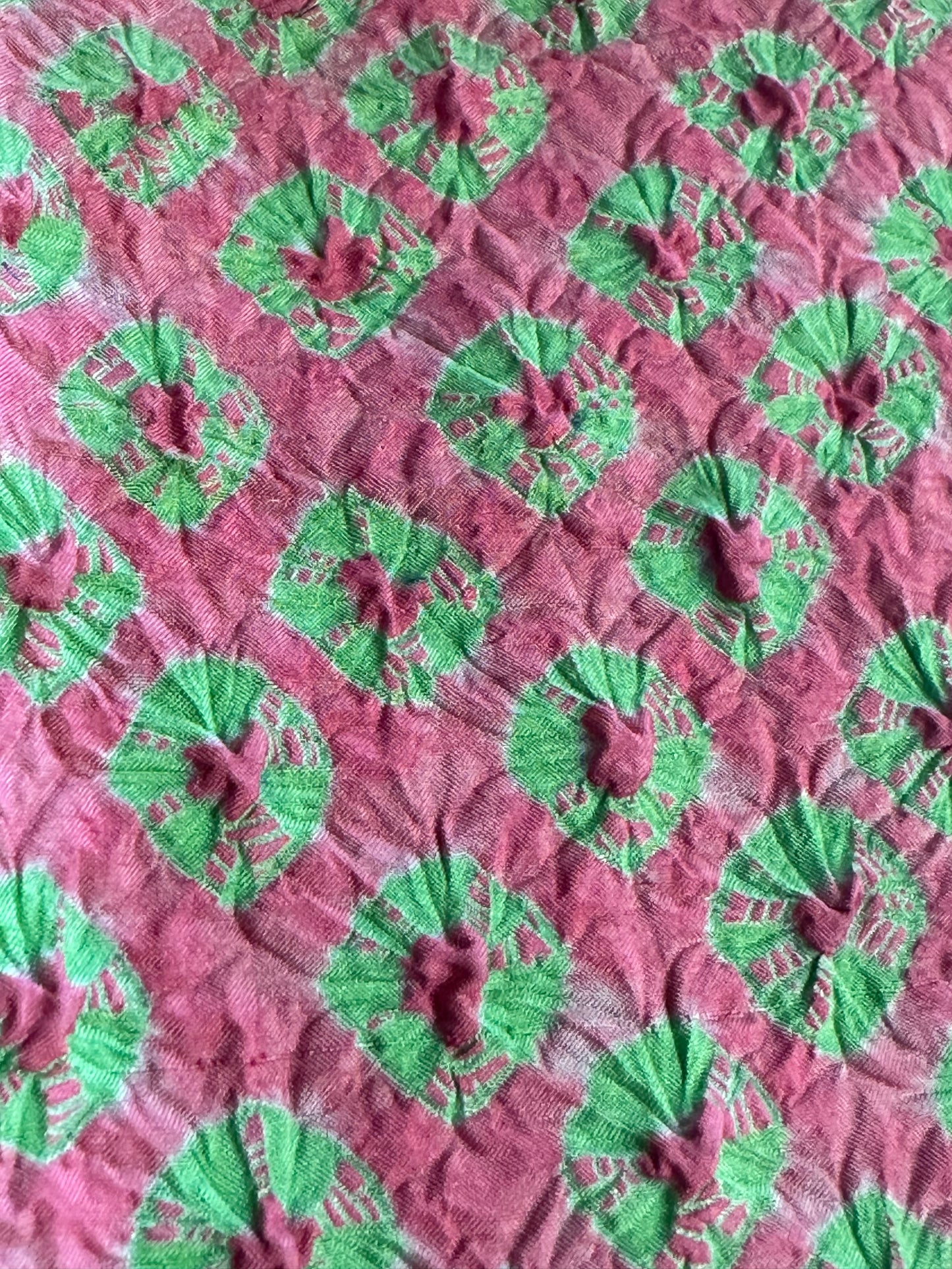 Pinkki ja vihreä shibori