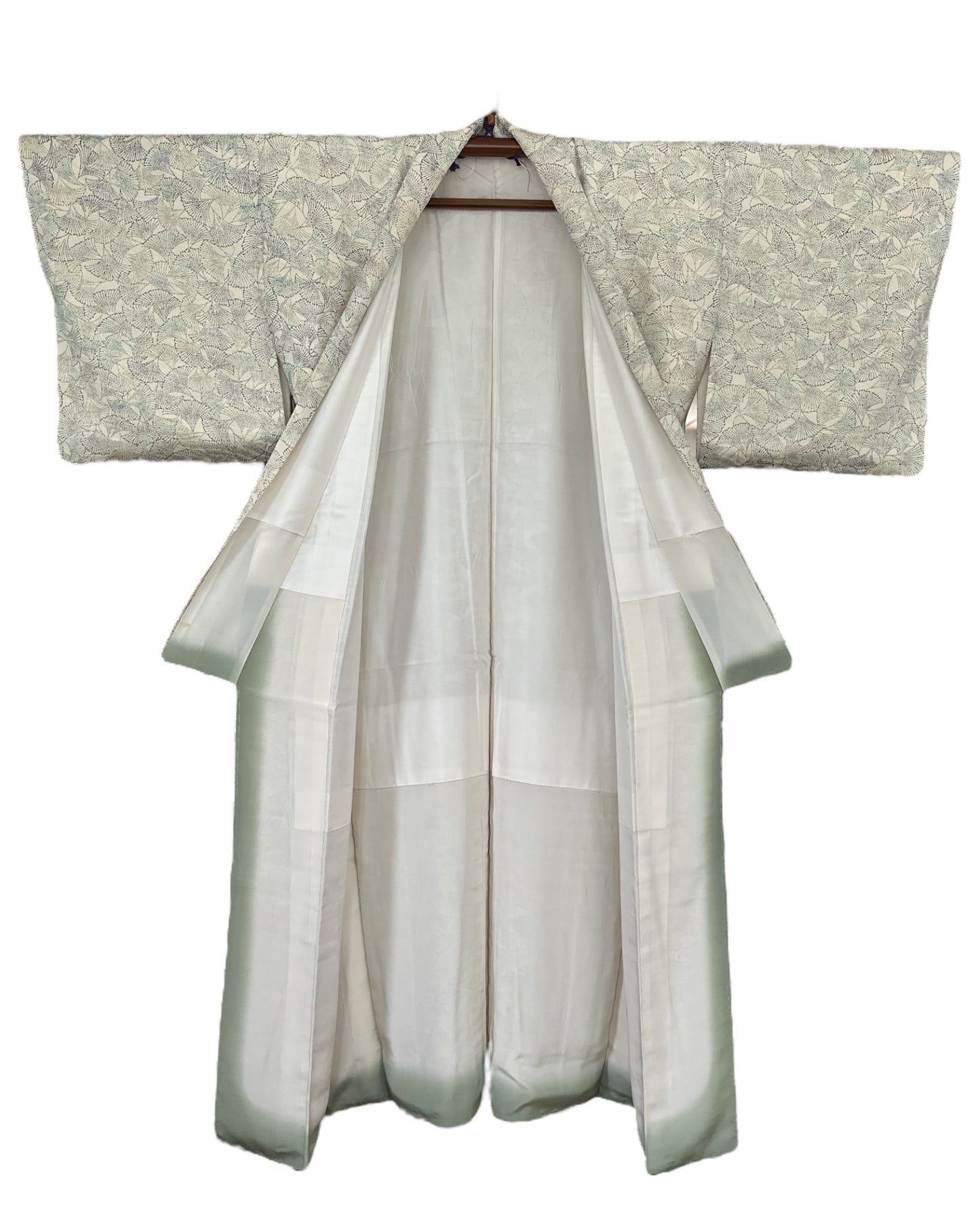 Antiikkinen kimono ginkgo-lehdillä