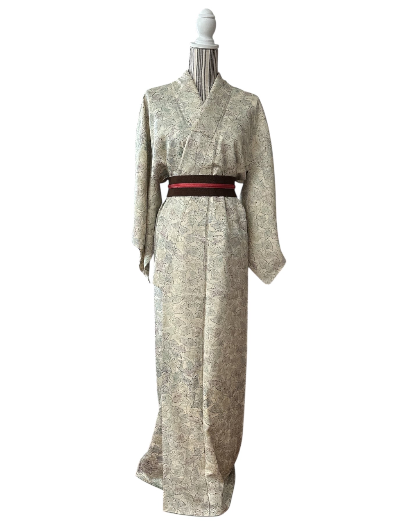 Antiikkinen kimono ginkgo-lehdillä