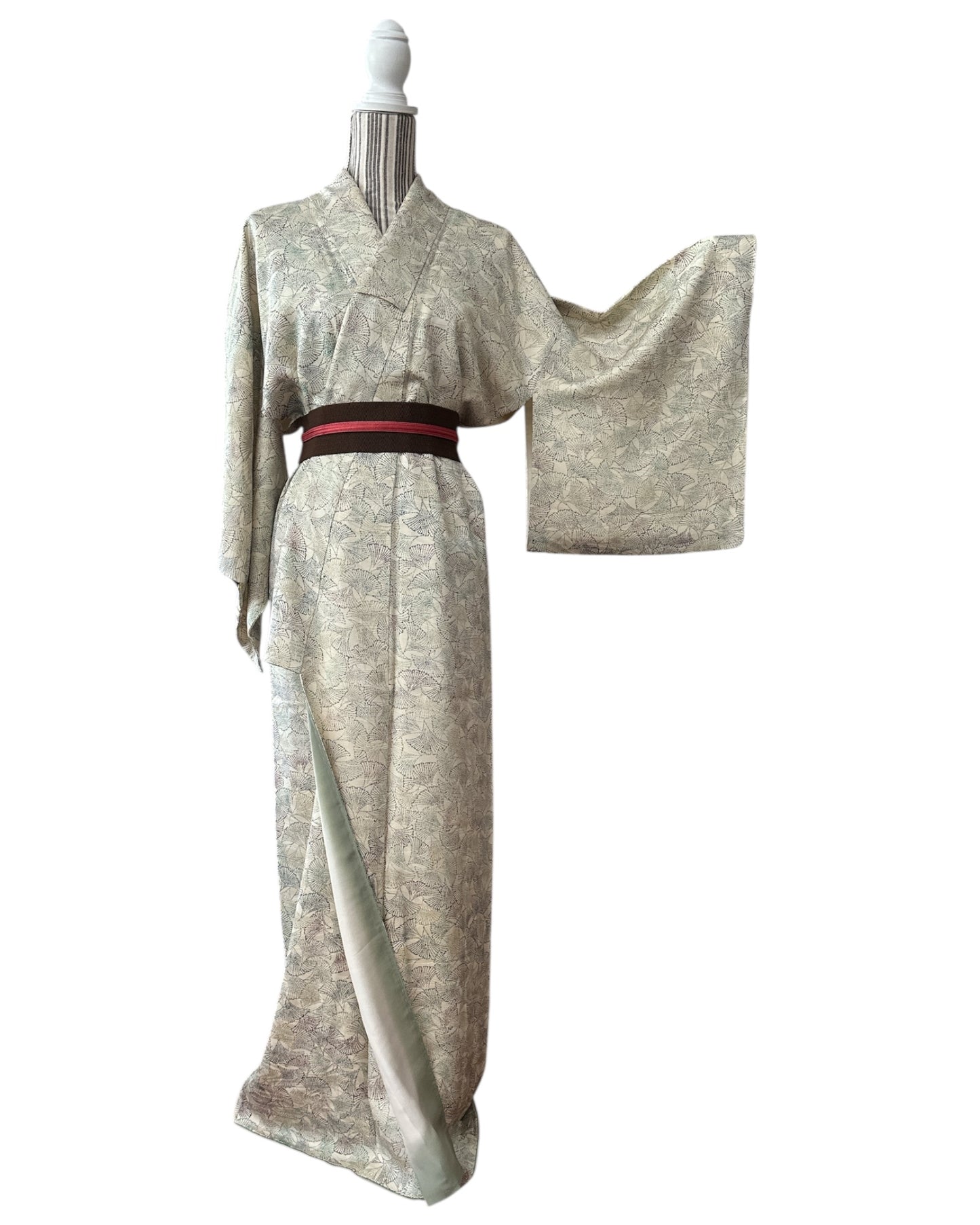 Antiikkinen kimono ginkgo-lehdillä